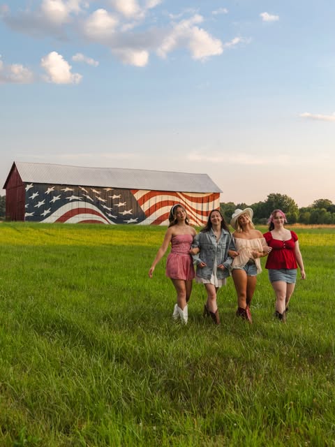 Friend session in a sunny field by Krystina Par&eacute; Photography